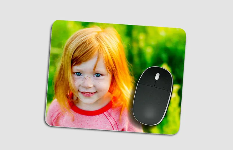 Alfombrilla de ratón|Alfombrilla de ratón personalizada con una niña pelirroja adorable, fondo verde vibrante. ¡Crea tu diseño único hoy!|Alfombrillas de ratón personalizadas: Diseños vibrantes, con unicornios, gatos y surfistas. ¡Crea tu estilo único!|Alfombrilla de ratón personalizada con una pareja feliz, foto de vacaciones de verano. ¡Diseño único, tu foto!|Alfombrilla de ratón personalizada con una familia feliz con su perro en un campo bañado por el sol. ¡Crea tu propio diseño único!||||||