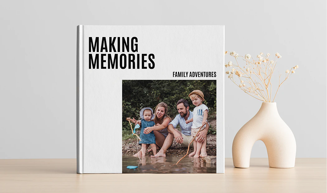 Libros de Fotos|Libros de Fotos|Álbum de fotos personalizado con imágenes románticas de una pareja y portada de foto|Álbum de fotos familiar con portada impresa personalizada y texto del nombre de la familia|Mascota y mujer mirando libro de fotos familiar personalizado con diseño exclusivo|Tapa Dura|||||