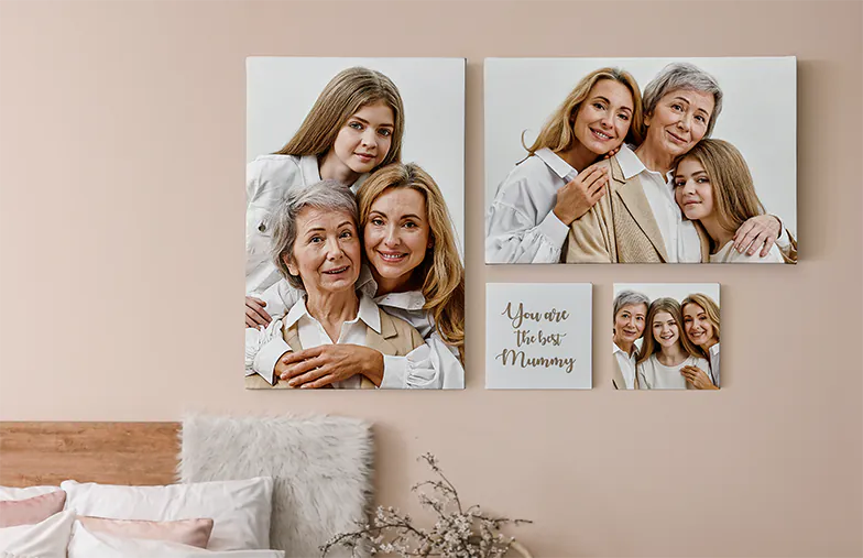 Paneles de Exhibición de Fotos en Lienzo de Printerpix|Paneles de Exhibición en Lienzo|Hombre y mujer colocando un lienzo de foto con una foto de vacaciones|Mujer colocando tres lienzos de fotos familiares en blanco y negro|Mamá y cuatro niños pequeños sentados en el sofá frente a cuatro lienzos de fotos|Pareja frente a una pared azul con nueve lienzos de fotos cuadrados|||||