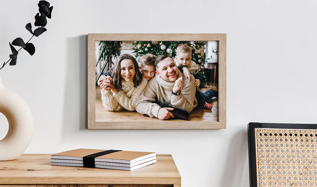 Impresiones de fotos enmarcadas por Printerpix|Impresión enmarcada personalizada de Navidad en familia: familia feliz de cuatro junto al árbol.  Ambiente cálido y festivo.|Fotos familiares personalizadas en varios tamaños, desde pequeño hasta extra grande, bellamente enmarcadas.  ¡Crea tu pared de galería perfecta!|Impresión de foto personalizada en un marco de madera de alta calidad, con soporte de caballete u opción para colgar.  Papel premium e impresión de alta definición.|Foto familiar personalizada: tres generaciones sonriendo juntas en un hogar luminoso y aireado. ¡Atesora tus recuerdos!|Exhibición de pared de fotos familiares personalizadas: momentos preciados en marcos blancos y oscuros elegantes, mostrando diversión invernal y amor familiar.|Marcos de fotos personalizados: retratos de parejas en varios estilos, creando una exhibición amorosa en el hogar.||||