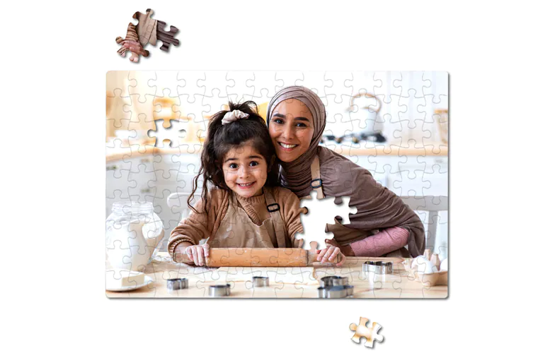 Puzzles Personalizados|Puzzle personalizado: Mamá e hija cocinando, sonrisas y rodillo cubierto de harina. ¡Un recuerdo único!|Puzzles de fotos personalizados: crea el tuyo propio de 60 a 1000 piezas. Ejemplo de escena de playa mostrado.|Puzzle de foto personalizado: Impresión de alta definición de dos niños, piezas premium, acabado mate brillante. ¡Crea tu recuerdo único!|Puzzle personalizado: foto de familia, "¡La Mejor Madre del Mundo!", siendo ensamblado. ¡Un regalo único!|Puzzle personalizado con una pareja feliz. ¡Crea un regalo único con tu propia foto!|||||