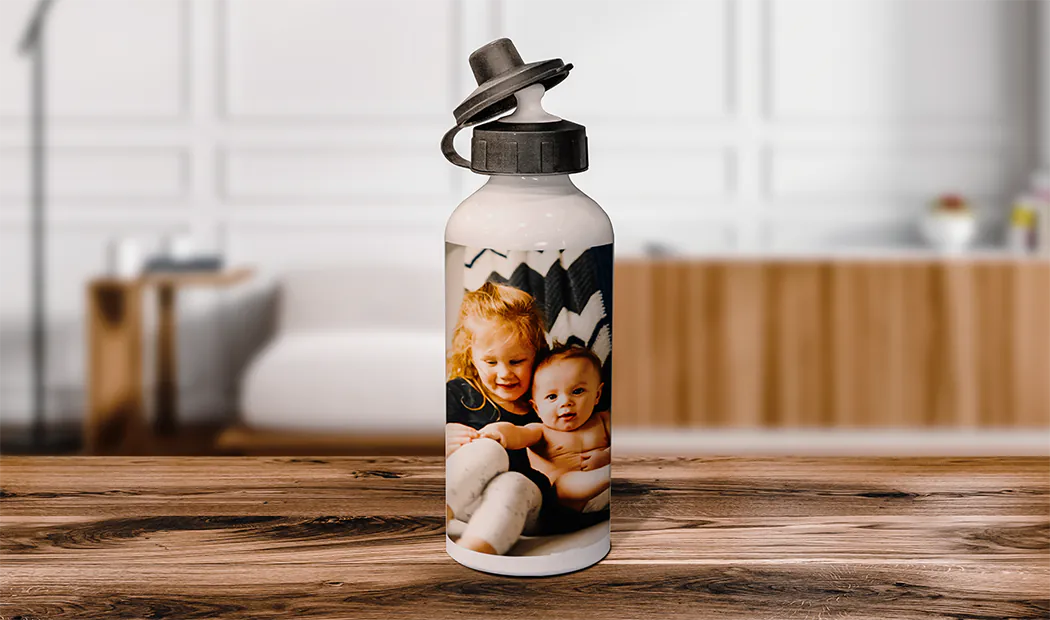 Botellas de Foto Personalizadas|Botella de agua personalizada; blanca, con foto de un niño, tapa negra abatible. ¡Regalo único!|Botella de agua personalizada con flamenco en playa de arena, junto a gafas de sol y sombrero. ¡Regalo de verano perfecto!|Botella de agua personalizada con diseño colorido y cita divertida, perfecta para bodas. #Sophie&Brad|||||||